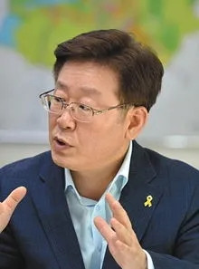 李在明现在的表情真是“川”字眉了。他拒绝了赴北京参加阅兵的邀请，转而提议邀请中