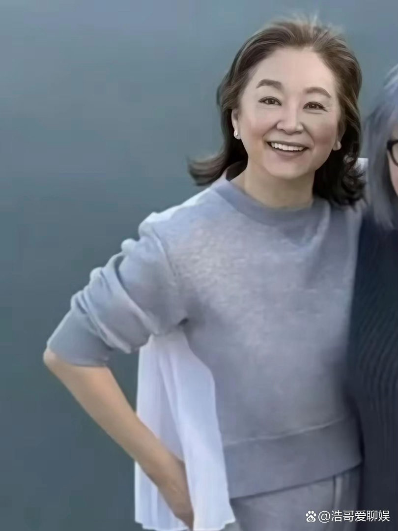 林青霞真的活出了最美的姿态！71岁出席活动生图真实自然，白发与纹路尽显岁月痕迹，