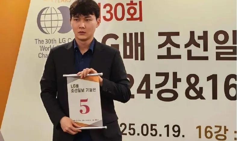小申无可奈何必然输棋大卞计划之内再度获冠韩国第30届LG杯世界围棋棋王