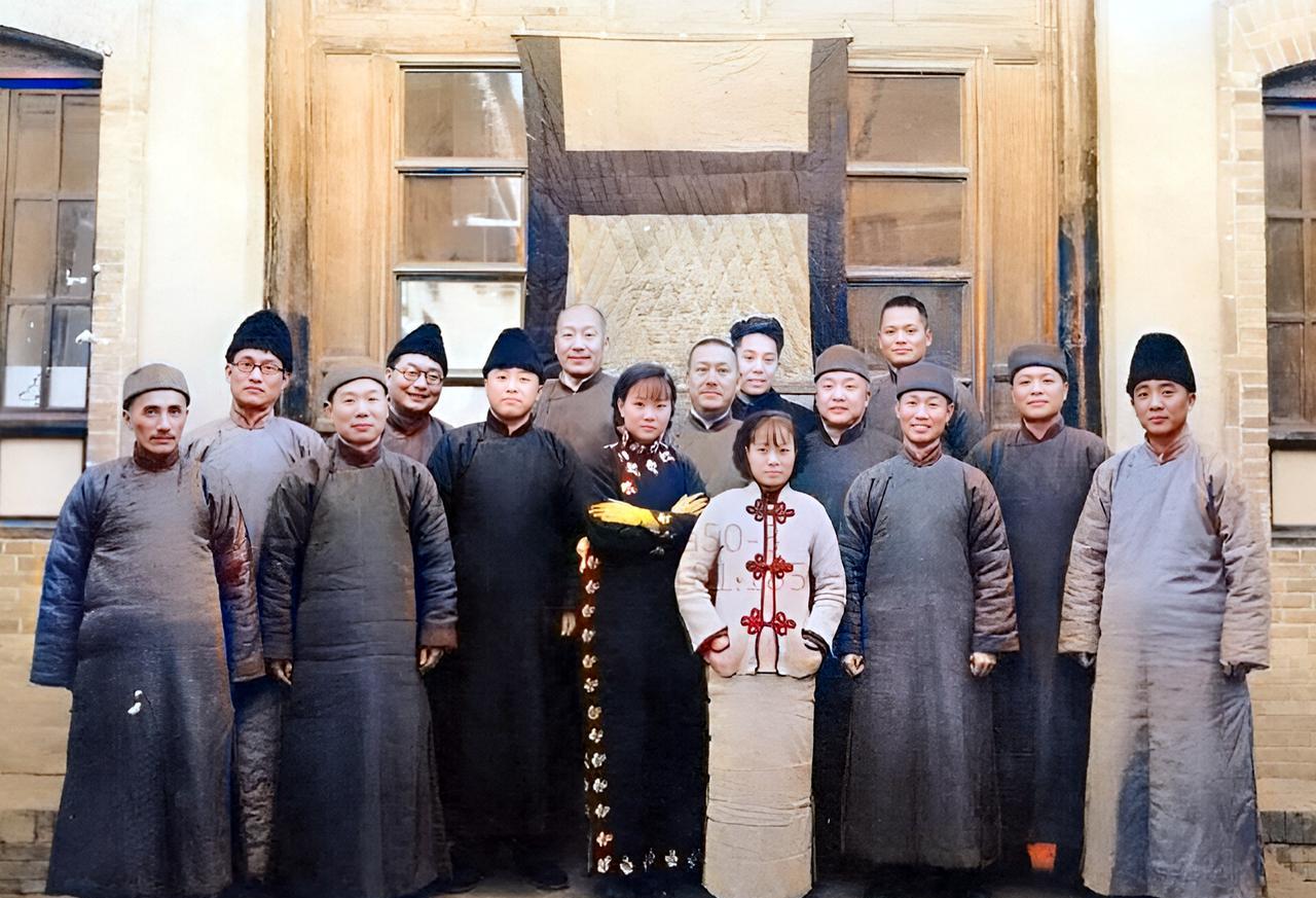 这是西安事变中西京招待所内被困的国民党军政要员及其夫人。这些人都是当时国民党中政