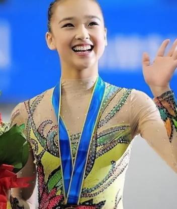 🌛2002年5月，24岁的韩国体操女神许昭英，顶着父母的反对，顶着“叛徒”