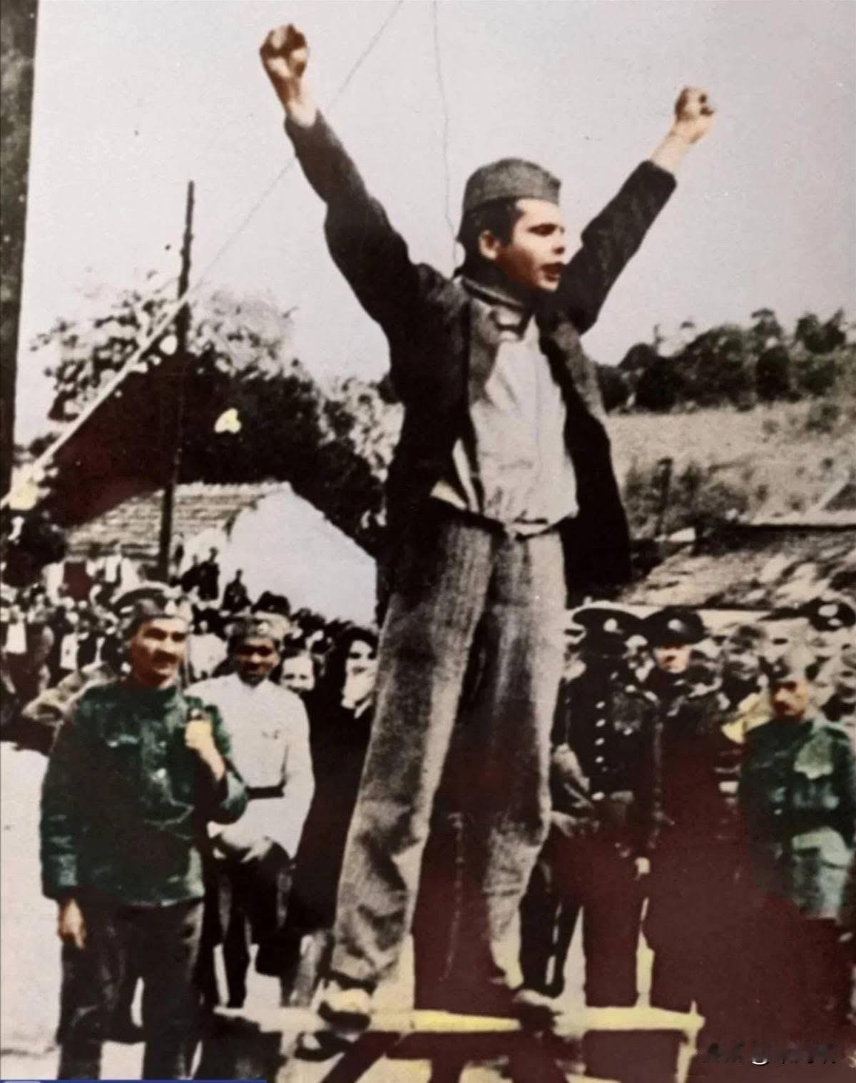 1942年5月，菲利波维奇即将被德军杀害时的场景，他被判处了绞刑，照片中他站在凳