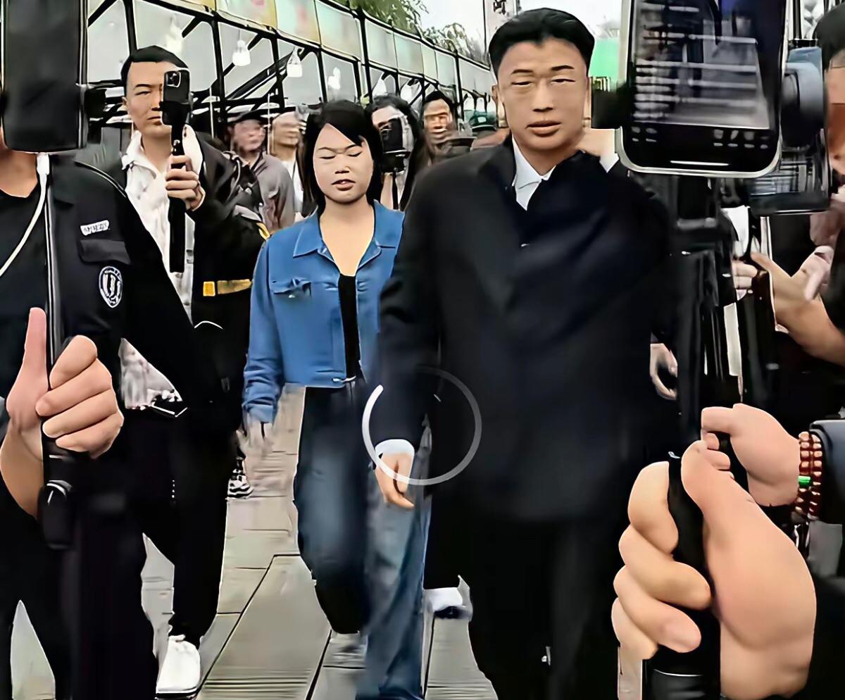 [呲牙笑]郭有才如今的前呼后拥，羡煞旁人的派头，是许多人梦寐以求的光景。谁能想到，