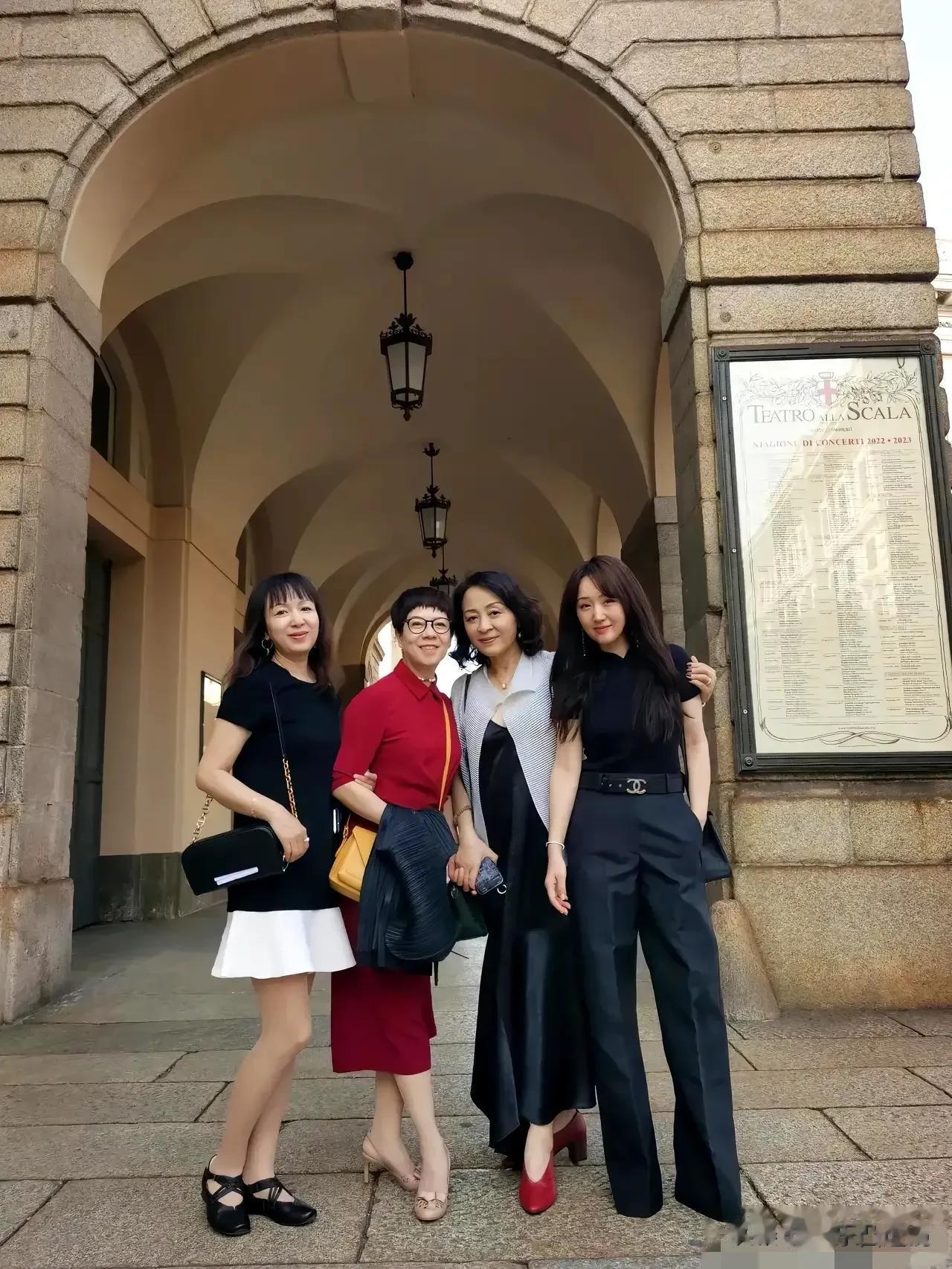 这是女明星杨钰莹和三个同龄女人的合照。差别实在是太大了，杨钰莹看起来就像一个2