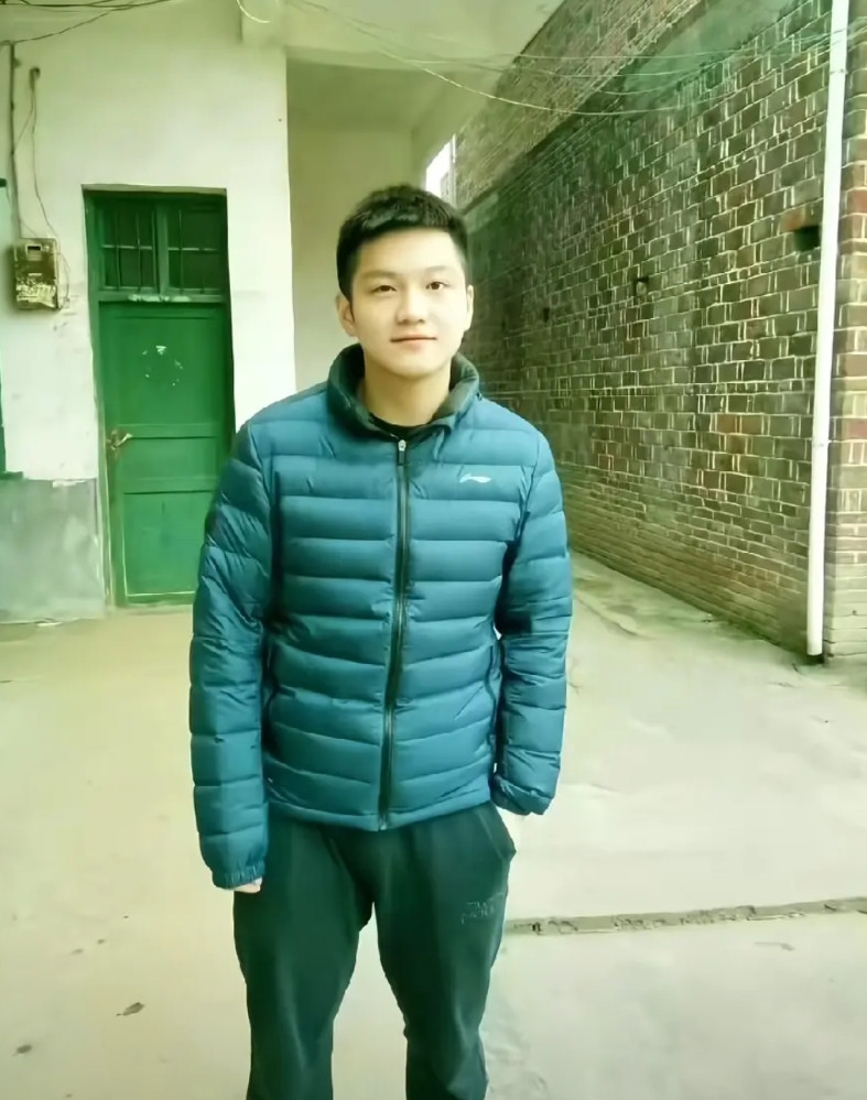 樊振东这张照片应该是在湖南衡阳老家拍的吧，背后的房子很像湖南人盖的砖瓦房，像是以