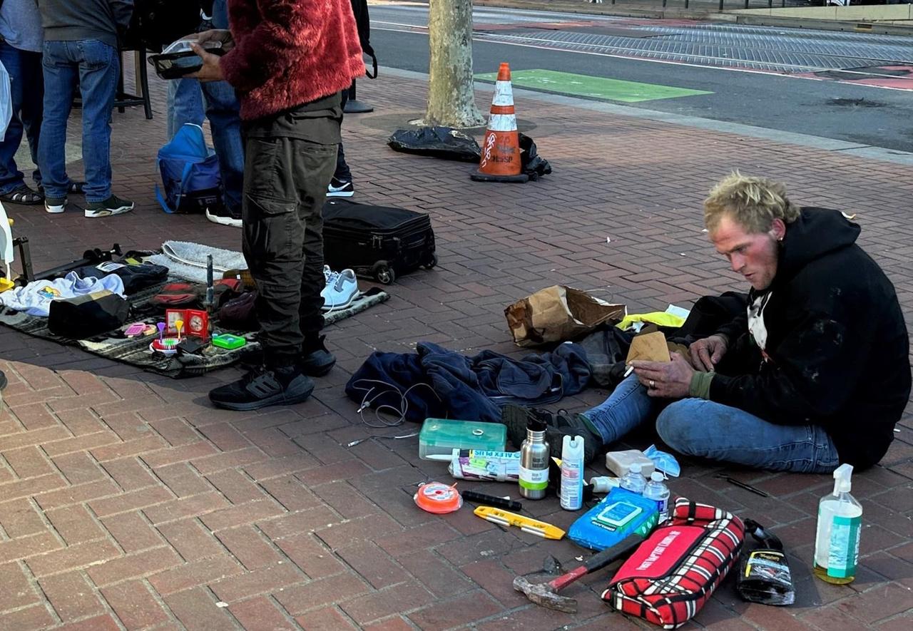 斯奎奇大王，诨号牢A，回国了，显得有点仓促和狼狈。牢A只是一个留学混子，成绩
