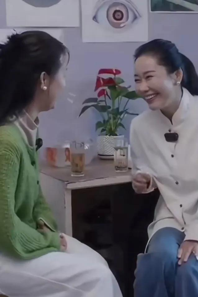 刷到一个采访片段：主持人李蕾问赵箫泓，“你房东知道房子里住着影后吗？”她轻飘飘地