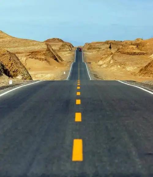 新疆是一个我去了又想去的地方。我认为新疆最美的就是自驾。我曾经跟同学四个