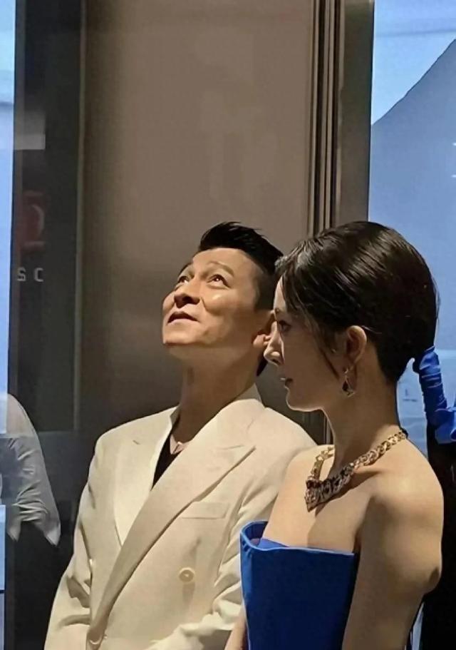 刘德华杨幂罕见同框，天王拘谨表情成亮点活动现场，刘德华和杨幂难得同台。两人互