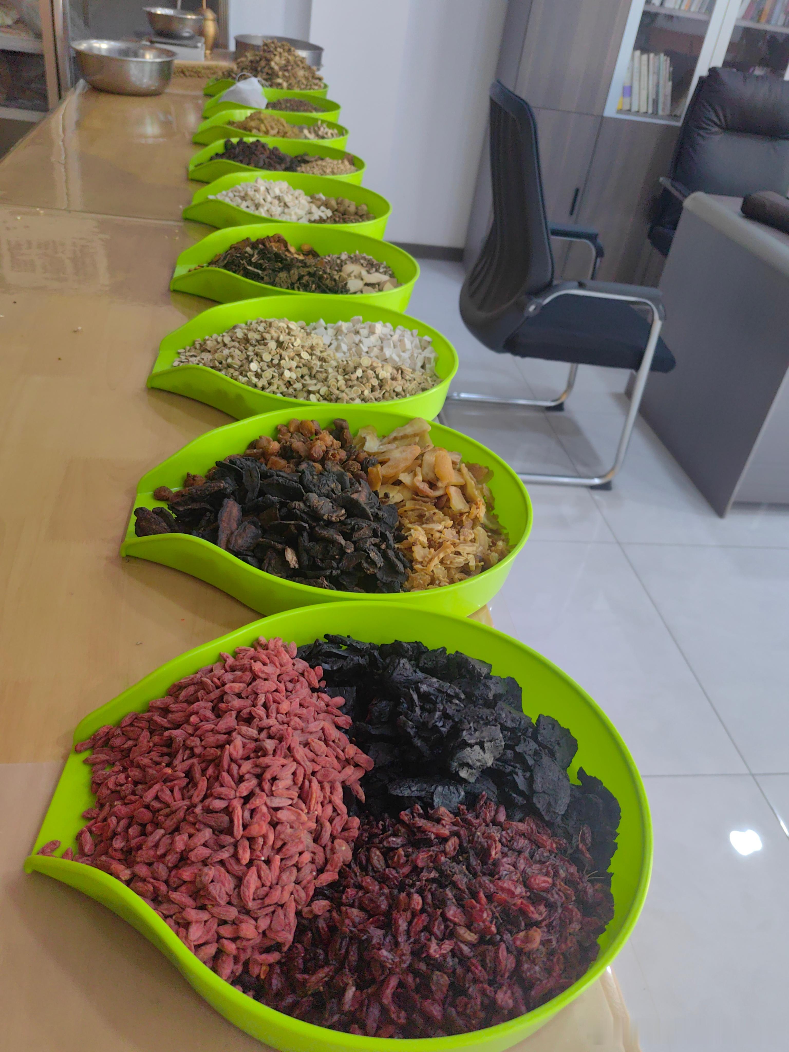 一个气血不足的人，释放出来的气息，都是比较浑浊的状态，你单是听他讲话，就能感觉到