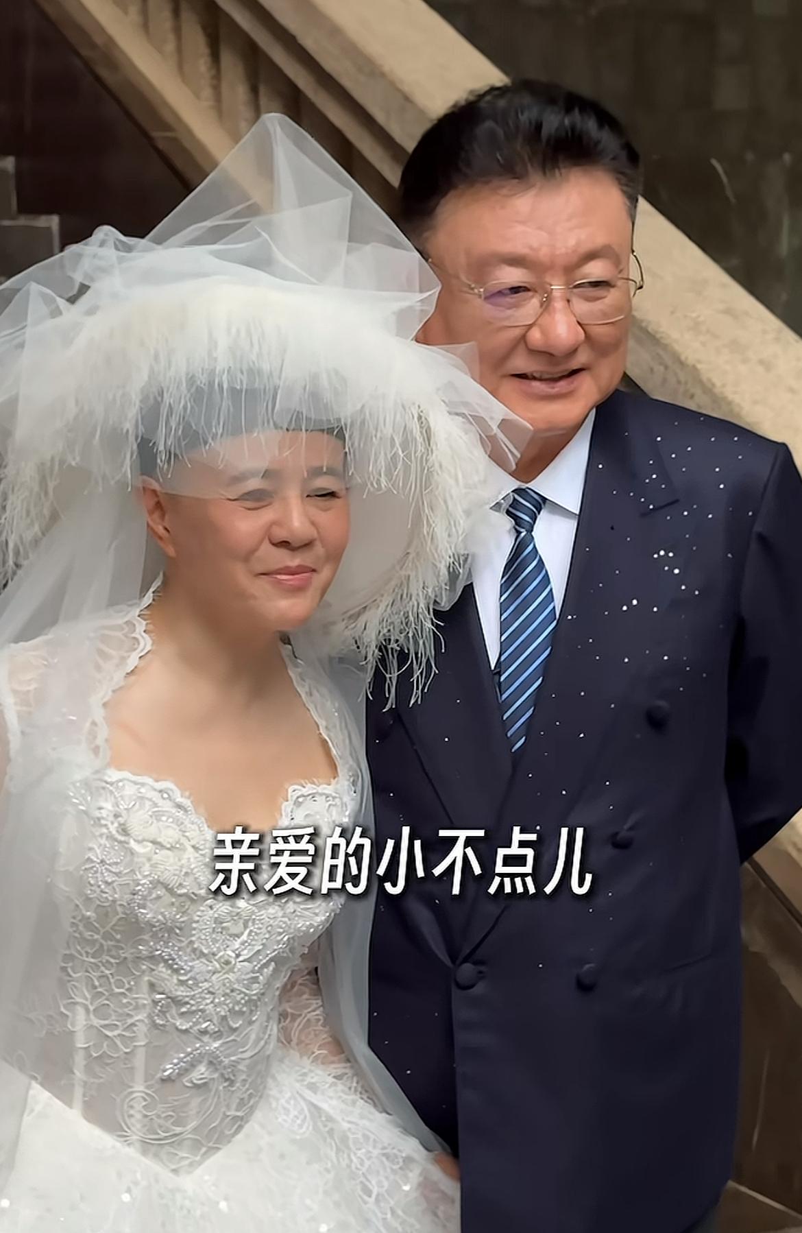 “金龟子”刘纯燕60岁大寿，老公王宁送祝福，特地拍婚纱照庆祝结婚38周年，“爱称