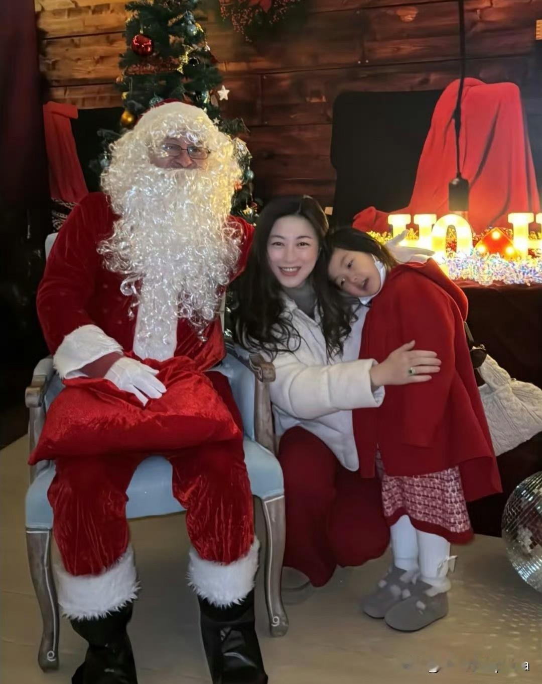 朱珠家布置得红红火火，和女儿一起过节太温馨了～这圣诞氛围太绝了！41岁状态好