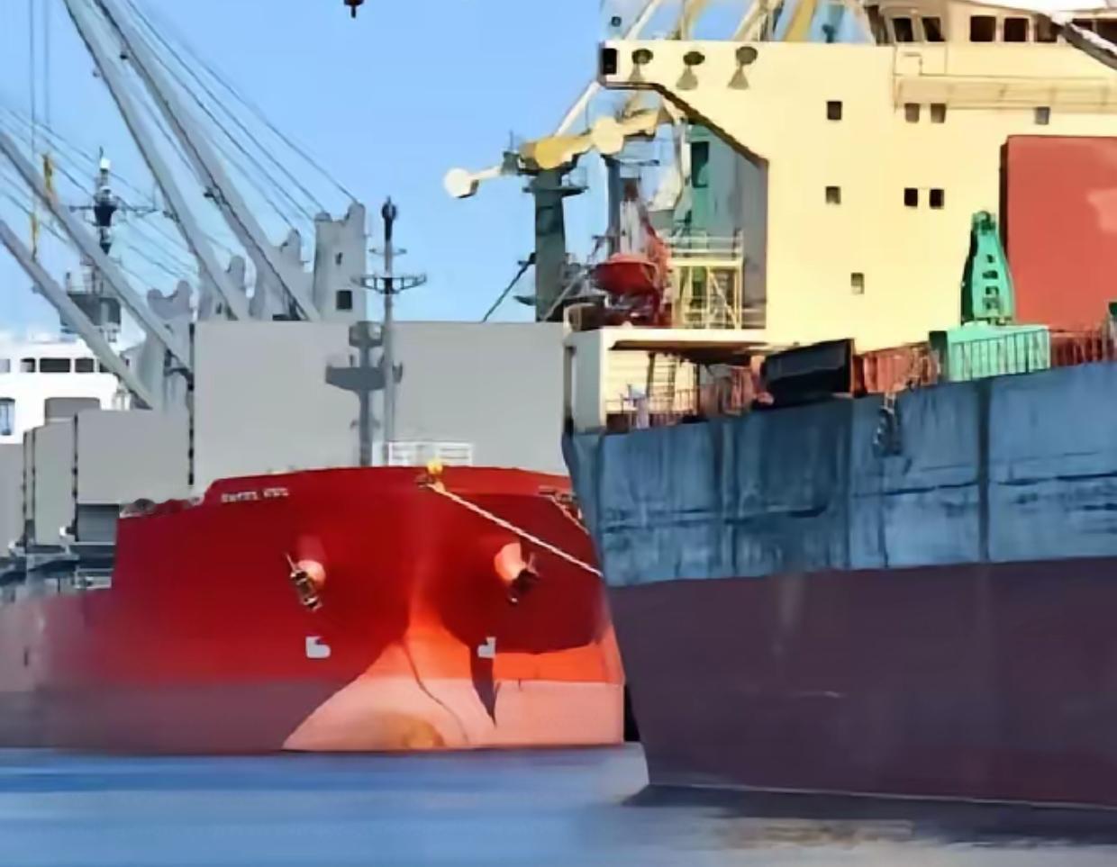 解释不清了！在中国口岸，一艘满载6.9万吨巴西大豆的货轮被查出混入农药处理的麦粒