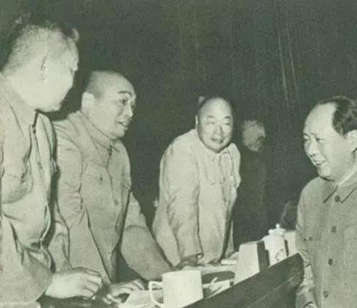 1957年的一次军委会议上，彭德怀在大会上指着刘伯承怒骂：不要忘了，红军时期，教