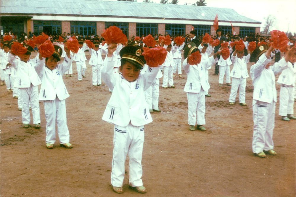 80后己经开始被10后称为“固执”的“老年人”。80后赶上过粮票布票的尾巴，帮家