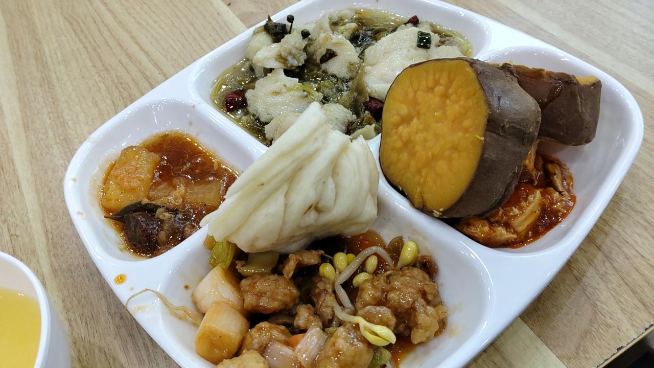 今天又去华苑吃自助了，40多道菜，16块钱随便吃，下午1点之后12块钱。1点