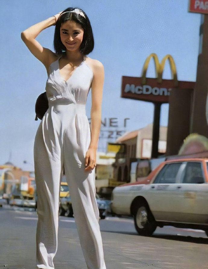 1977年，23岁的林青霞在意大利旅游，白色连体裤配白色发箍，放在今天也不过时。