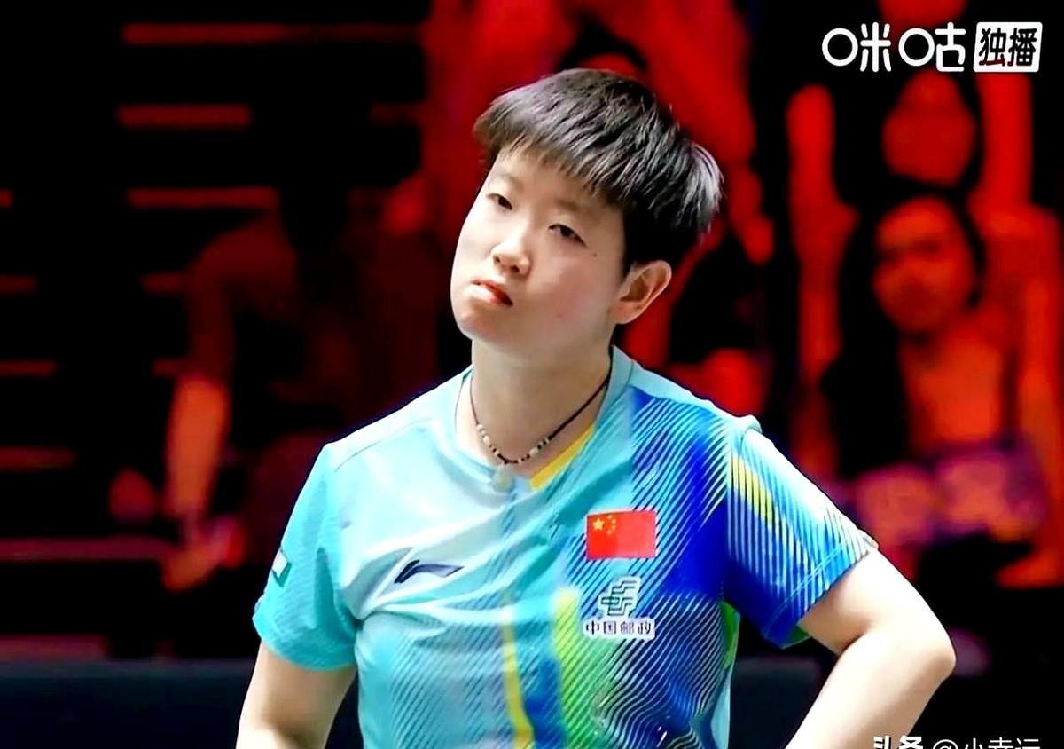 邱贻可一把捏扁了矿泉水瓶！就在刚才，第四局8:8平，孙颖莎的中路突击，身体倾