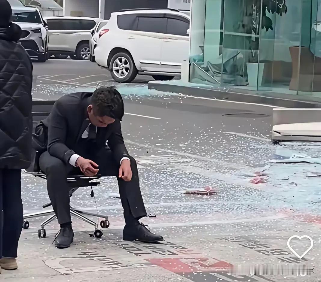 成都4S店那声巨响的真相浮出水面根本不是定金纠纷，警方通报揭开了谜底那个5