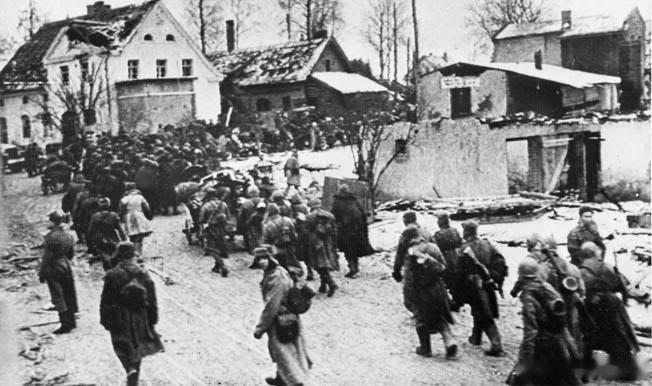 复仇的暴风雪：1944年，战火烧向东普鲁士一、三年零四个月后，火终于烧到了慕尼黑