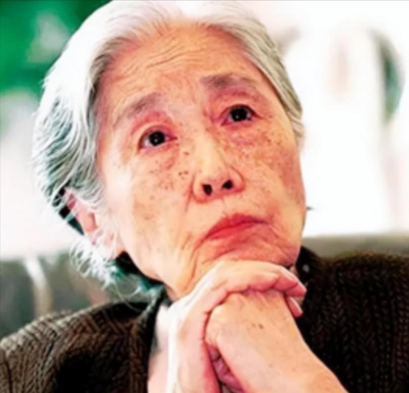 2006年，王光美因病去世。临终前，她突然向女儿刘亭抱拳作揖，虚弱地说：“女儿，