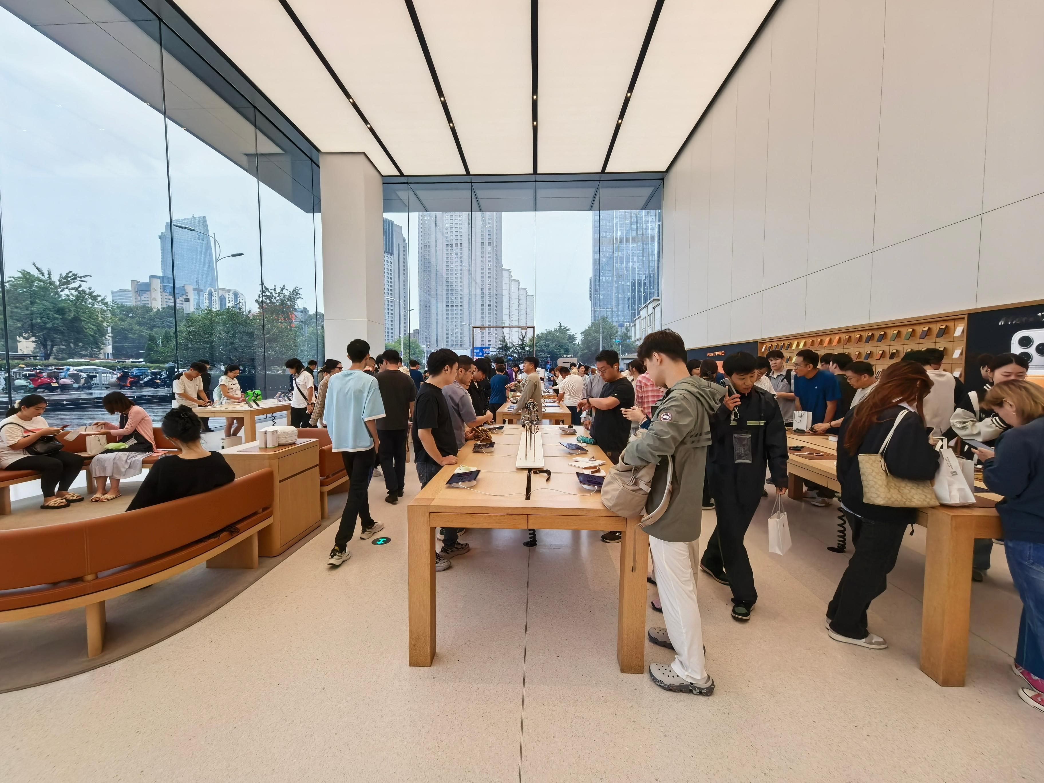 iPhone17系列开售第一天，坐标万象城Apple官方旗舰店。确实看到门口的
