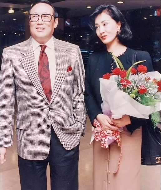 1995年，香港富豪赵世光甩出1000万，要妻子何莉莉签字离婚。何莉莉硬是没收，