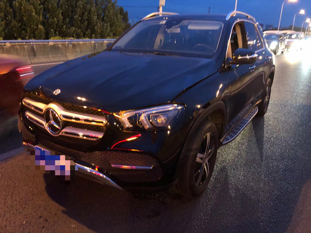 提车一周被追尾了后尾门全换开了五百公里，被后方大奔追尾了，屁股直接报废