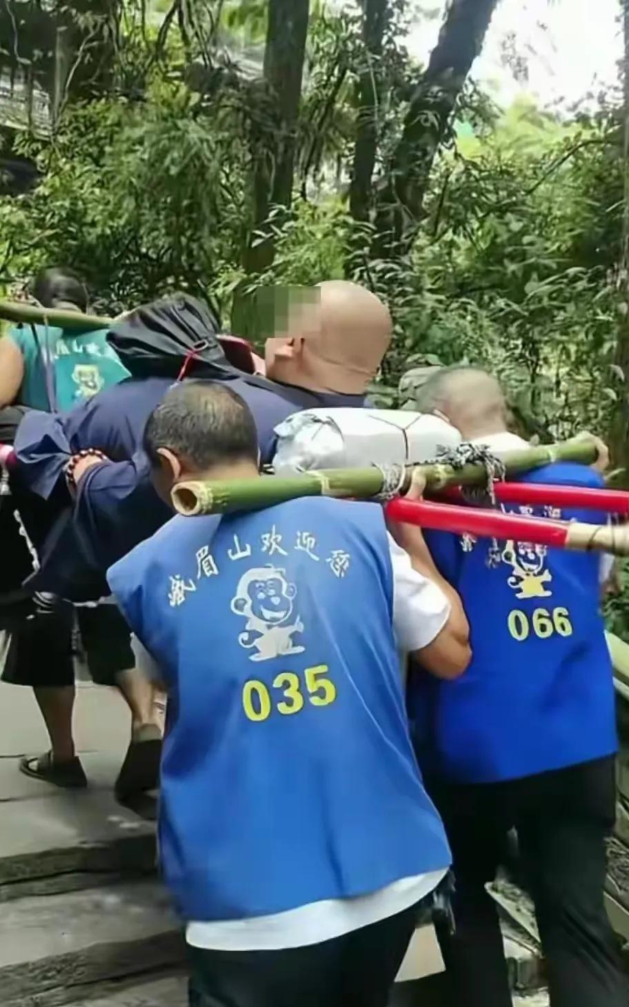 峨眉山迎来最牛游客，花巨资2万多就为了坐滑竿上山。据媒体报道，这名游客重达26