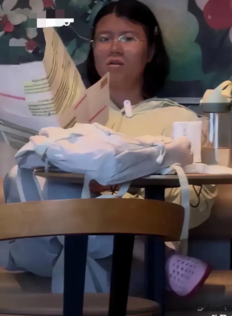这样的人进入公务员体制才是悲哀，典型的精致利己主义。8月19日，该女子进店后