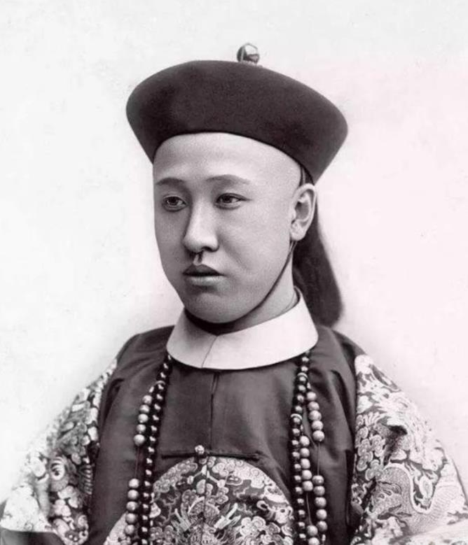 1950年，67岁的清朝摄政王载沣因王府东墙被春雨泡塌，修墙缺钱，决定卖掉醇亲王