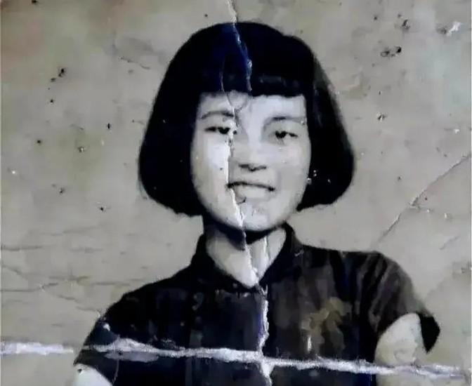 1937年，南京，日军撕掉了一位6岁女孩的衣服。女孩的母亲目睹这一幕，悲痛欲绝，