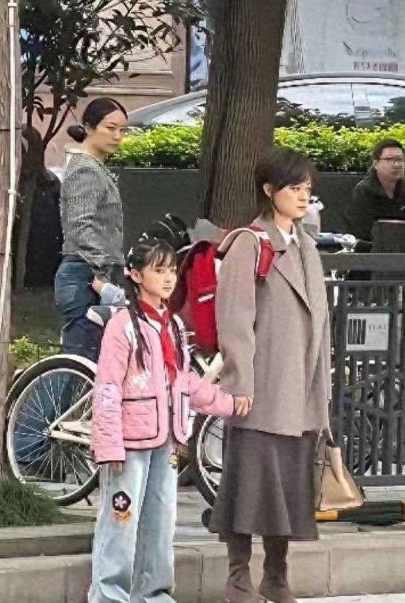 女儿简直跟她共用一张脸，孙俪接送女儿上学，不得不说基因真强大​​​
