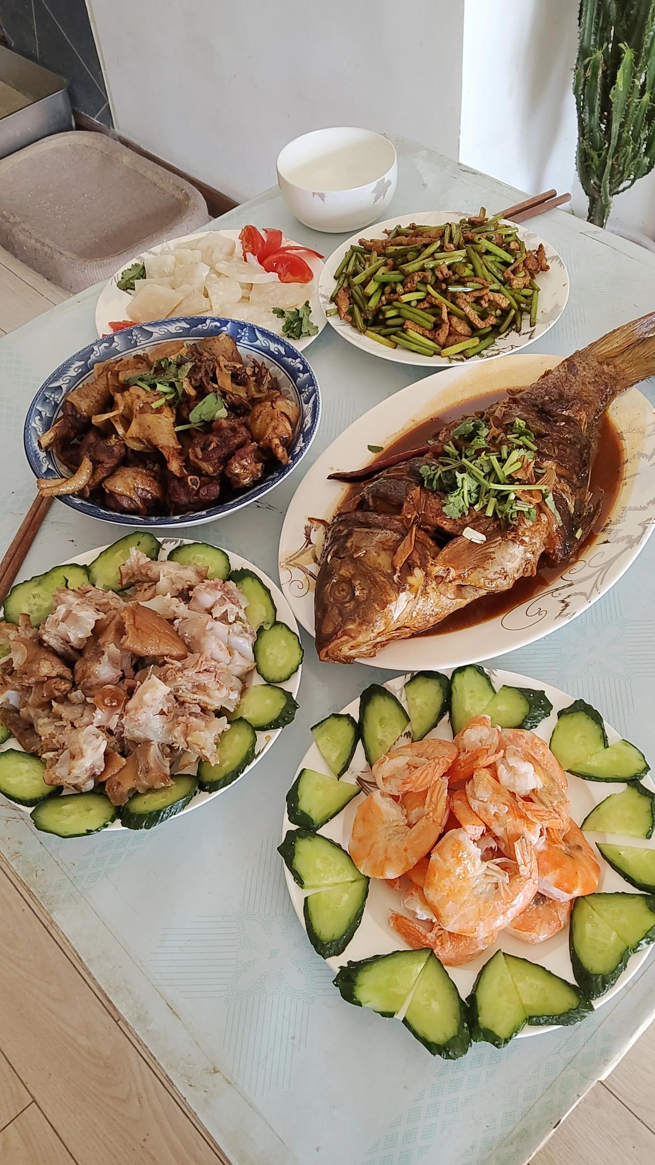 晒年夜饭属我这个菜做的最少了！我自己一个人忙了一上午，做了六个菜，因为家里只