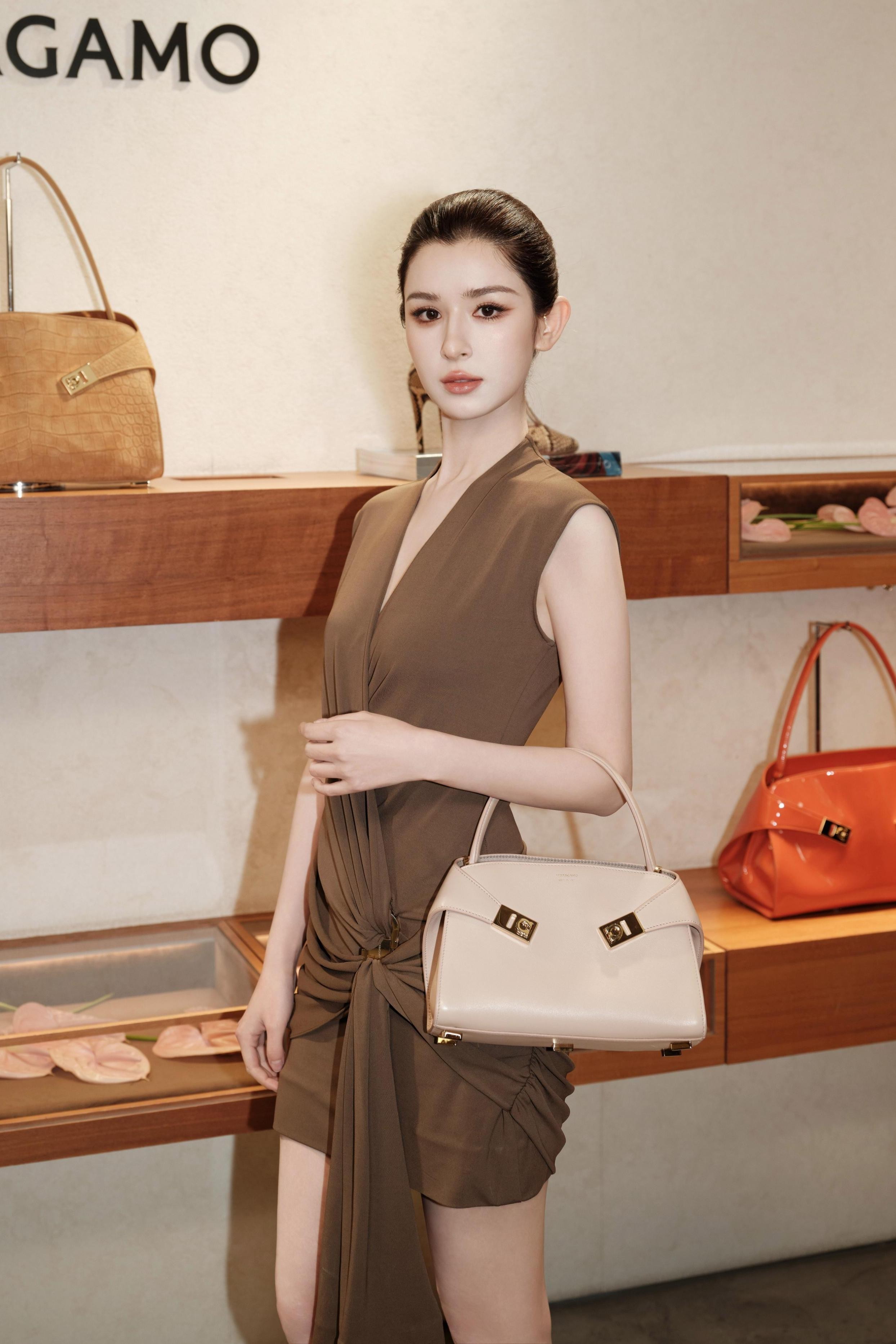 哈妮克孜身穿菲拉格慕2026春夏连衣裙亮相FERRAGAMO「抱抱上海」私享派对