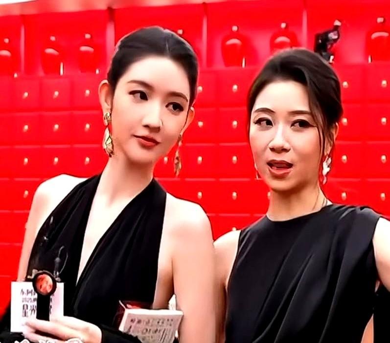 真没想到，喜剧圈这么小。朱美琪在《喜人奇妙夜》里凭着一股“疯劲儿”火了，搭档