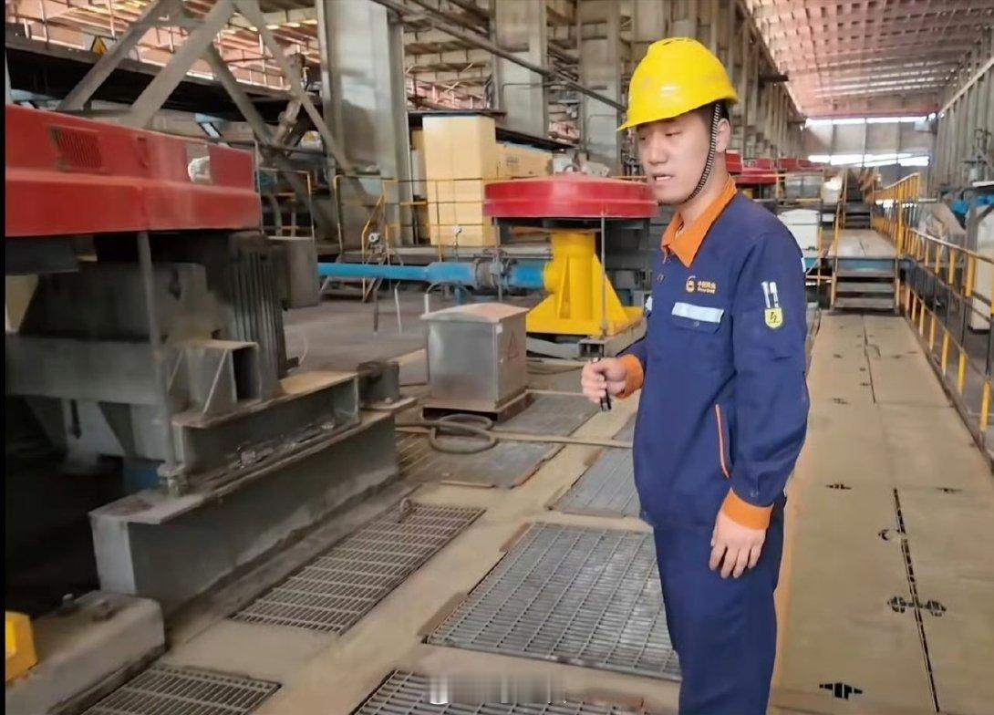在网友提醒下才发现，工程实施有这么安装格栅板的吗？这样安装的格栅板能支撑住7个人