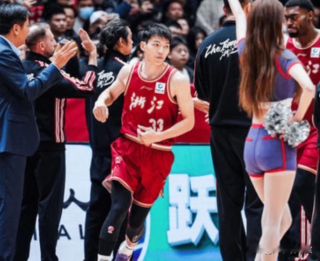 广东险胜浙江稠州，杜锋得感谢吴前的不杀之恩，如果不是吴前来投三分绝杀球，广东可能