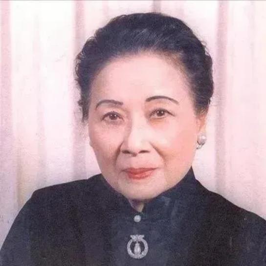 1988年1月23日，蒋经国突然病逝。宋美龄得知后，马上赶到蒋经国的大直官邸。她