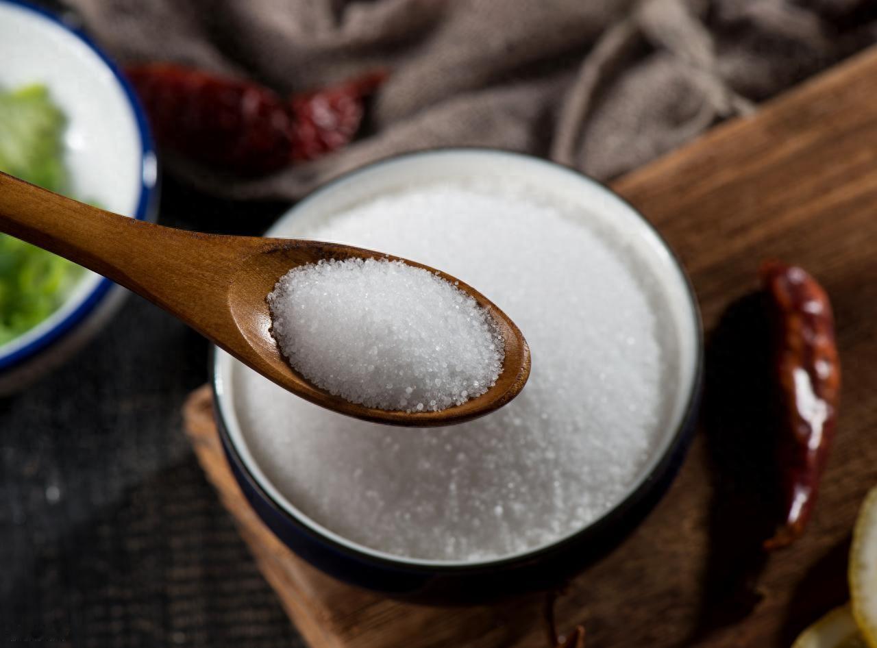 医生提醒：与慢性肾病患者共餐，这4个限盐限蛋白技巧，减轻负担很多家庭在吃饭这