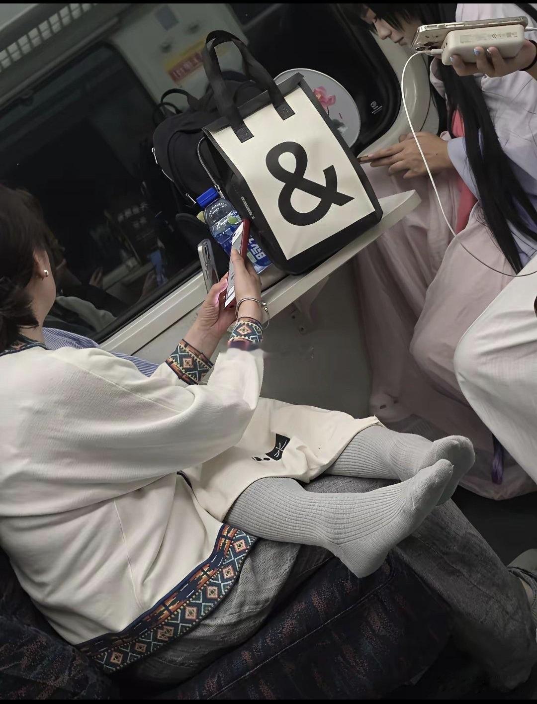 看样子年龄不小了，还是做这种不礼貌的行为，真的不考虑一下其他人的感受吗？隔着屏幕