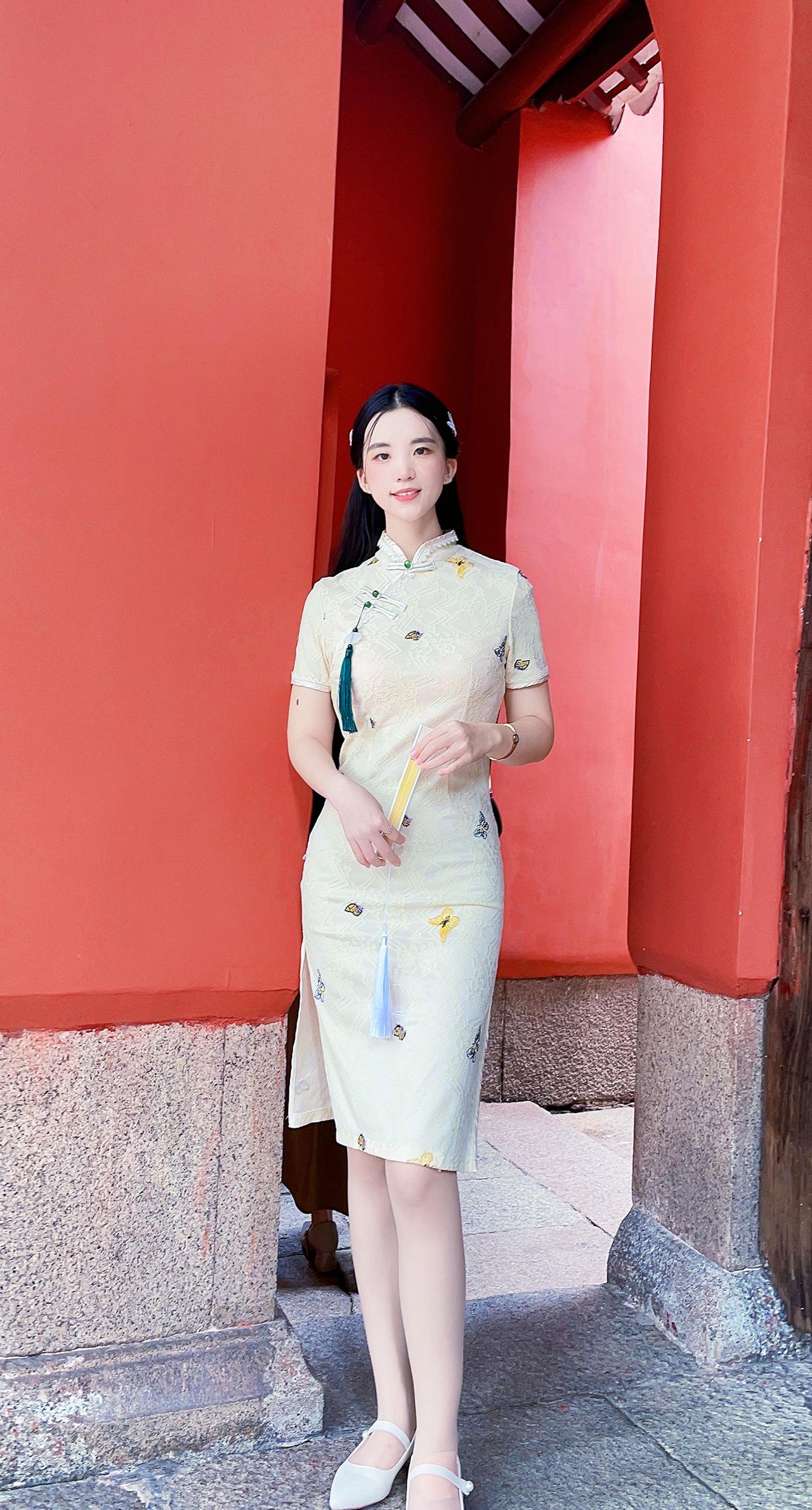 旗袍的美，如诗如画，让人沉醉其中无法自拔。旗袍美女深圳黑丝