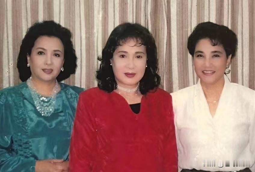 八十年代，秦怡、谢芳、祝希娟三位新中国“22大电影明星”同框。彼年，她们已进入