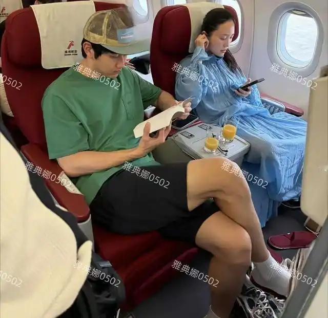 商务舱偶遇金莎和她的小老公，金莎素颜皮肤超好，孙丞潇居然一直在安静看书