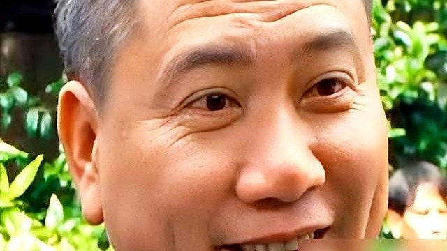 周星驰拿下金马奖那一夜，死死攥着奖杯，对着麦克风只喊了一个人的名字：万哥。时间倒回80年代末，周星驰
