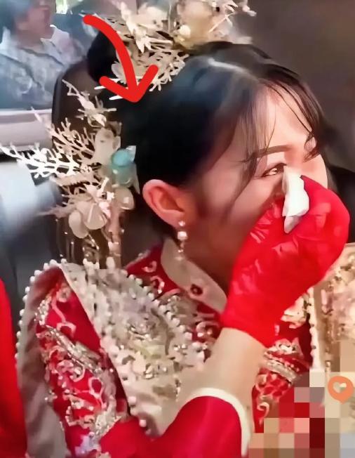 婚礼上，新娘提出要8万改口费，婆婆马上拿出8万说，你拿去，你不用叫妈，我承受不住