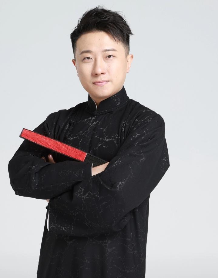 141场，张鹤擎拼到嗓子冒烟，一场几百块。151场，曹云金喝着茶数票子，一场几