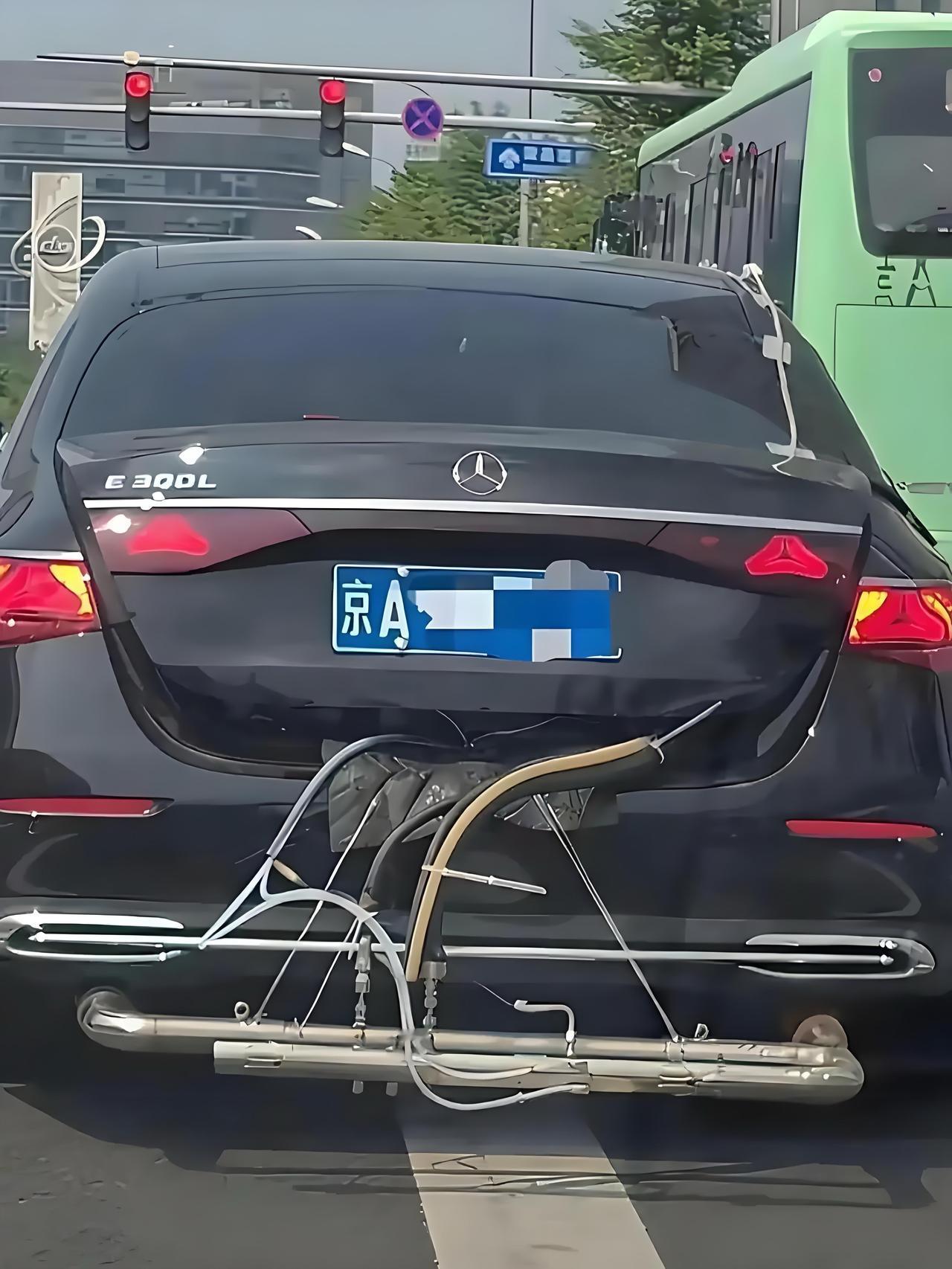 《奔驰E的“野生车尾”，交警：这班我不上了》北京街头，奔驰E300L车尾用用绳