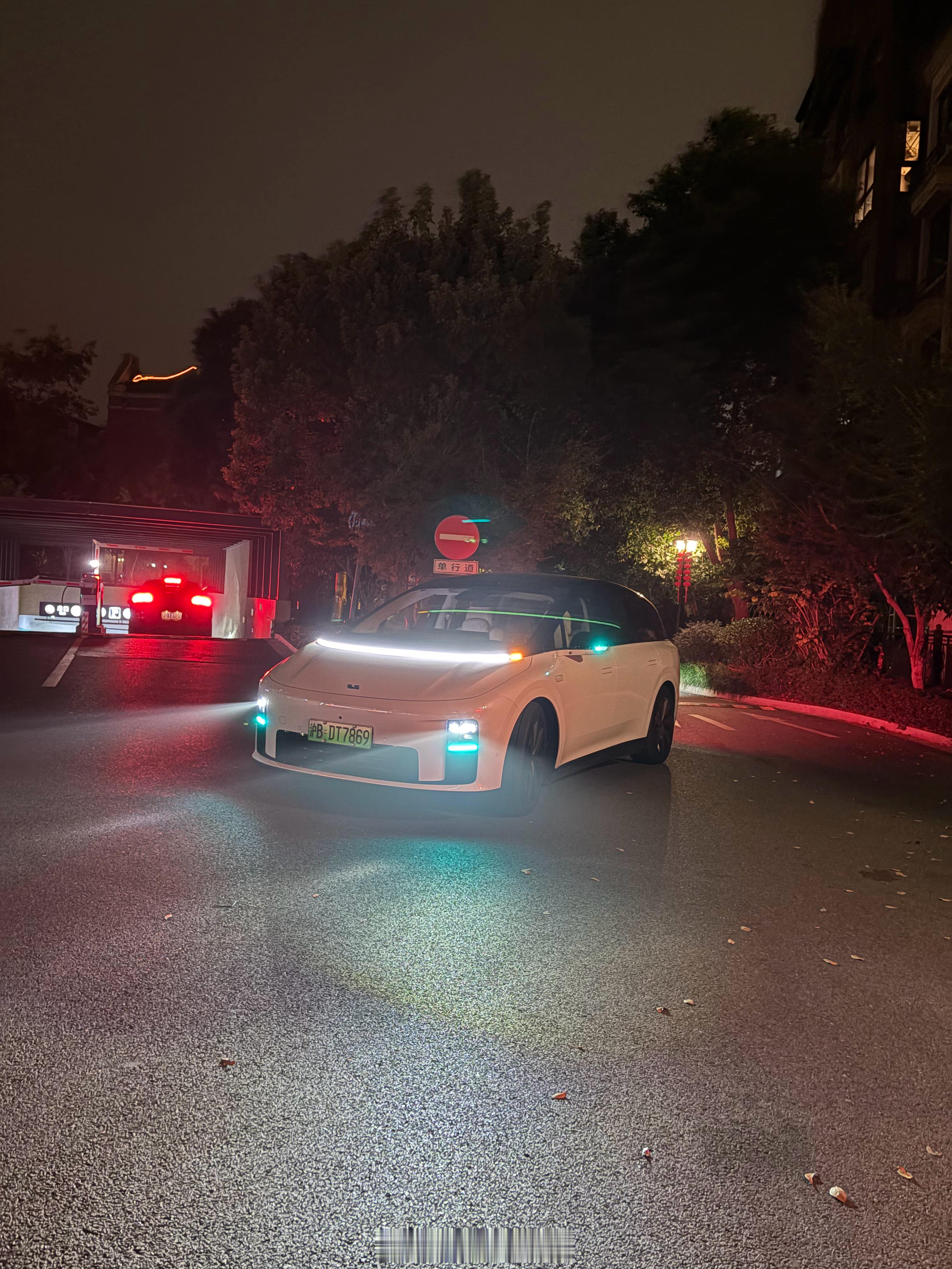 理想VLA真厉害，自己开到指定地点！大v聊车理想i8​​​