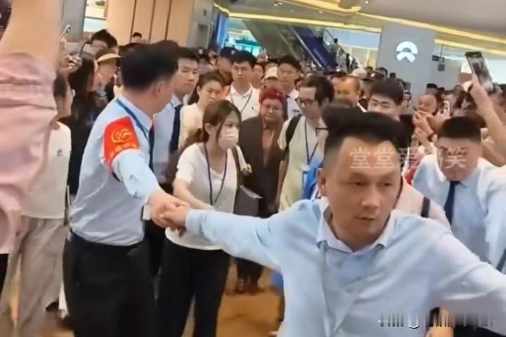 韩红，自从给冯小刚站台被嘲笑以来，她以前的黑料便又出来了。比如这个，她出席活动